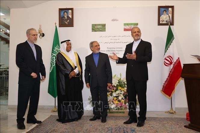 Deputy Foreign Minister of Iran (right) speaks at the reopening ceremony of the Iranian Embassy in Riyadh, Saudi Arabia on June 6, 2023. (Photo: Xinhua/VNA)