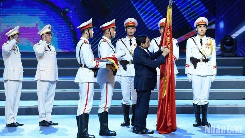 PM Pham Minh Chinh (fourth from right) presents the State President’s decision to bestow the title of “Hero of the People’s Armed Forces” upon the units at the programme on June 14. (Photo: NDO) 