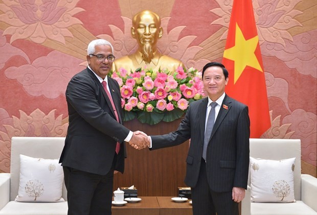 NA Vice Chairman Nguyen Khac Dinh (R) and Cuban Minister of Justice Oscar Manuel Slivera Martinez. (Photo: VNA)