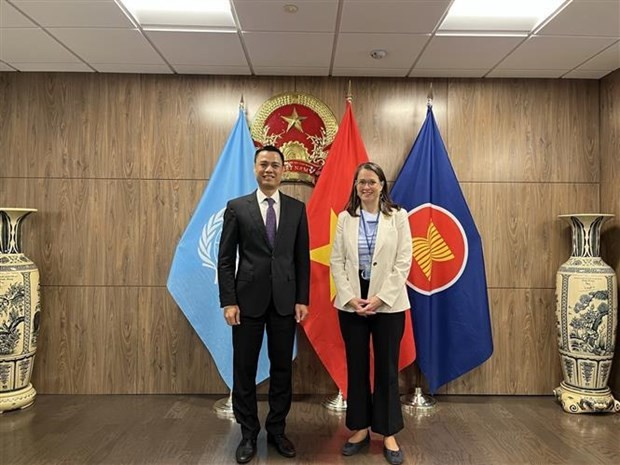 Ambassador Dang Hoang Giang, Permanent Representative of Vietnam to the UN (L) and Canadian Ambassador for Climate Change Catherine Stewart. (Photo: VNA) 