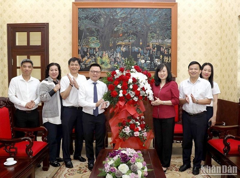 Health Minister Dao Hong Lan presents flowers to congratulate Nhan Dan Newspaper on the 98th anniversary of the Vietnam Revolutionary Press Day. (Photo: DANG KHOA)