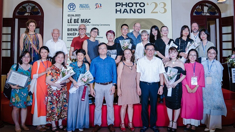 Members of the organising committee, Vietnamese and international artists at the closing ceremony of Photo Hanoi'23.