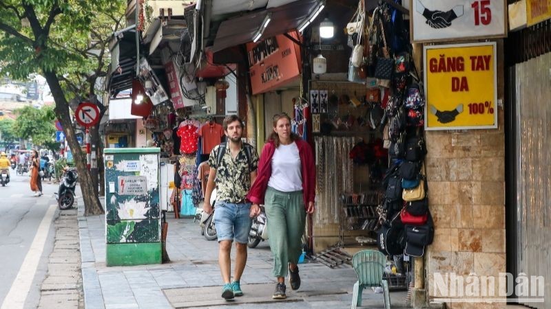 Foreign visitors to Hanoi (Photo: NDO)