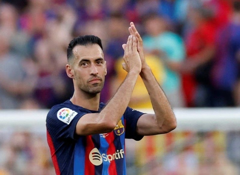 FC Barcelona's Sergio Busquets applauds fans as he is substituted during his last match for FC Barcelona at Camp Nou - LaLiga - FC Barcelona v RCD Mallorca - Camp Nou, Barcelona, Spain - May 28, 2023. (Photo: Reuters)