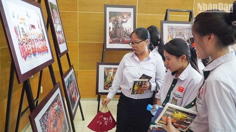 Lao students visit the exhibition. (Photo: NDO)