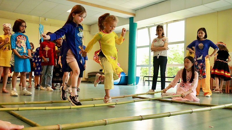 Children in France experience wearing Ao Dai and "mua sap" (cheraw dance). (Photo courtesy of Art Space Association).