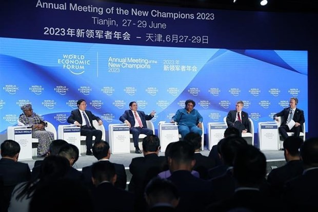 Prime Minister Pham Minh Chinh (third from left) and other speakers at the debate. (Photo: VNA)