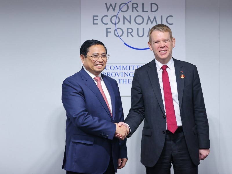 Prime Minister Pham Minh Chinh (L) shakes hands with Prime Minister of New Zealand Chris Hipkins. (Photo: VNA) 