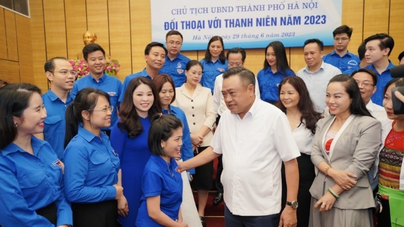 Chairman of Hanoi Municipal People's Committee Tran Sy Thanh talks with young people. 