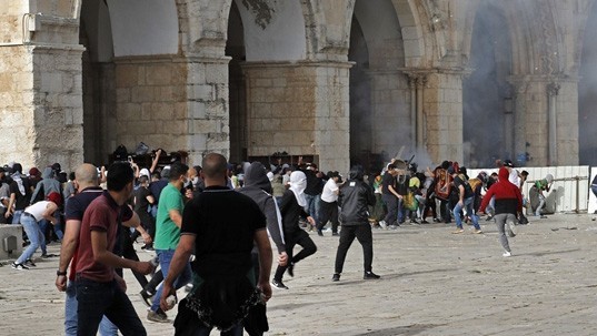 Palestinian protesters clash with Israeli police at the Al-Aqsa mosque complex in Jerusalem on May 10, 2021. (Photo: AFP/VNA)
