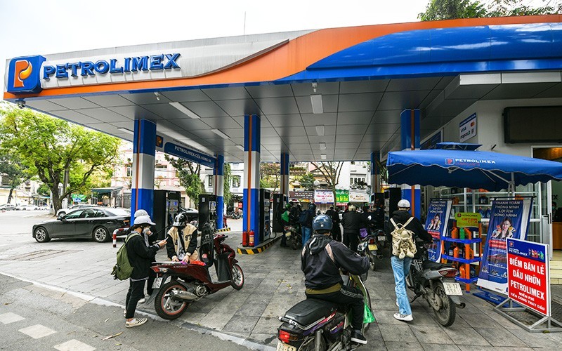 The retail petrol prices have been reduced by 400-500 VND per litre in the latest adjustment on July 3. (Photo: NDO)