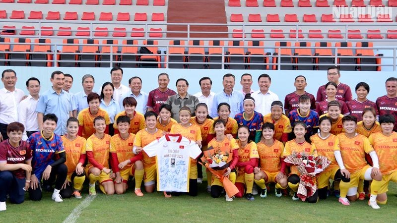 Prime Minister Pham Minh Chinh (3rd row, fifth from left) in a group photo with the women's national football squad in Hanoi on July 3. (Photo: NDO) 