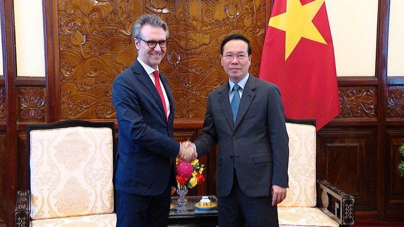 President Vo Van Thuong (right) receives Ambassador Giorgio Aliberti. (Photo: Hong Quan)