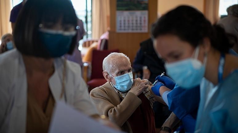 Vaccination for the elderly in Europe. (Photo: AP)
