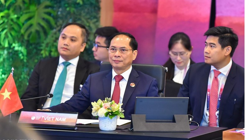 Vietnamese Minister of Foreign Affairs Bui Thanh Son (centre). (Photo: baoquocte.vn) 