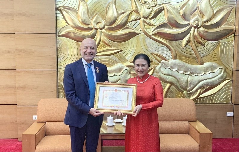 Ambassador Nguyen Phuong Nga (R), President of the Vietnam Union of Friendship Organisations (VUFO), presents the insignia “For Peace and Friendship among Nations” to Italian Ambassador to Vietnam Antonio Alessandro. (Photo: baoquocte.vn)