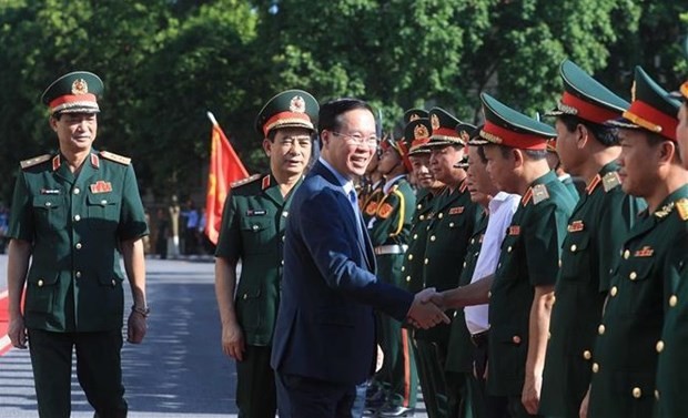 President Vo Van Thuong meets with officers and soldiers of Military Zone 2. (Photo: VNA)