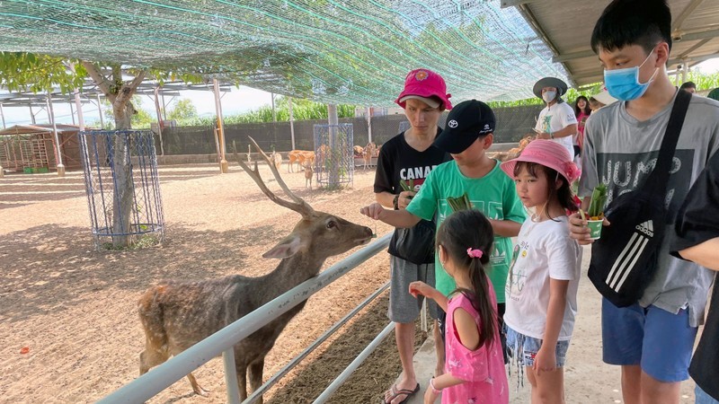 Visitors to Tien Tien Farm and Zoo in Ninh Thuan Province.