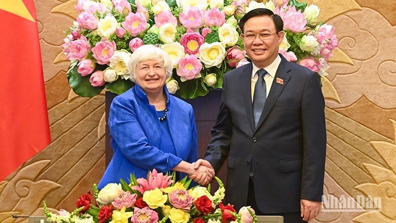 NA Chairman Vuong Dinh Hue (right) receives US Treasury Secretary Janet Yellen. (Photo: NDO)