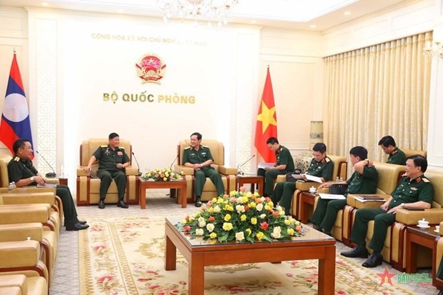 At the meeting between Deputy Minister of National Defence Senior Lieutenant General Vu Hai San and his Lao counterpart Lieutenant General Vongkham Phommakone. (Photo: qdnd.vn)