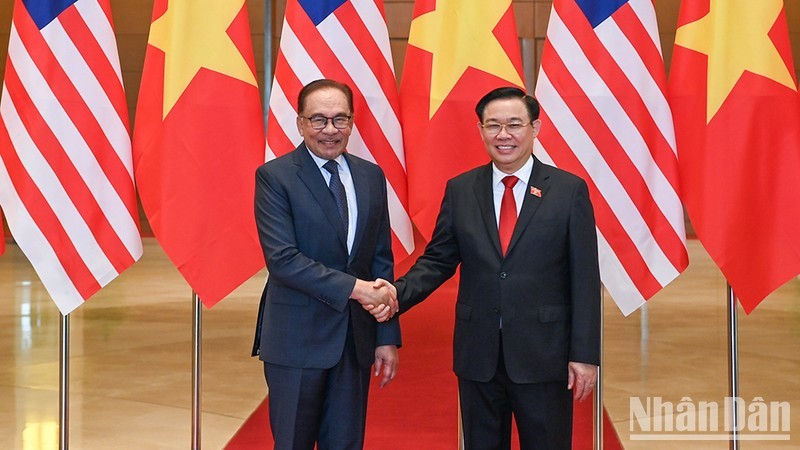 National Assembly (NA) Chairman Vuong Dinh Hue (R) shakes hands with Malaysian Prime Minister Anwar Ibrahim. (Photo: NDO)