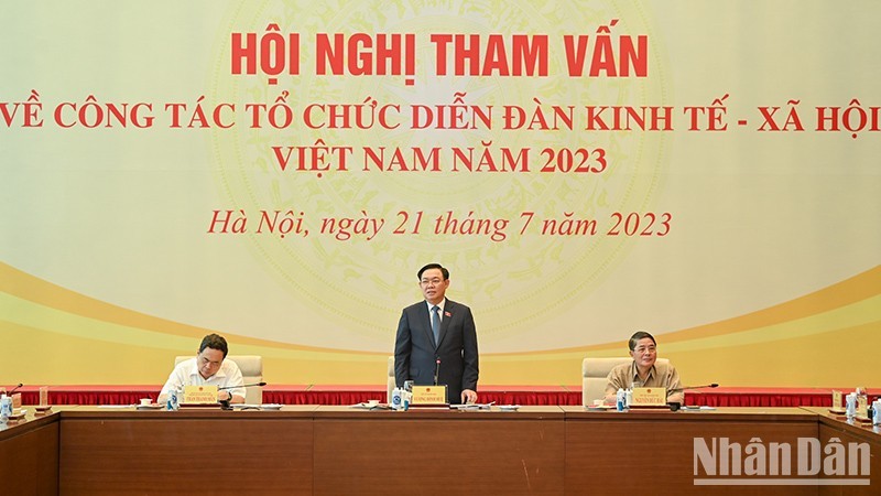 NA Chairman Vuong Dinh Hue addresses the conference. (Photo: NDO)