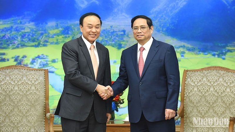 PM Pham Minh Chinh (R) and Lao Minister of Health Bounfeng Phoummalaysith (Photo: NDO)