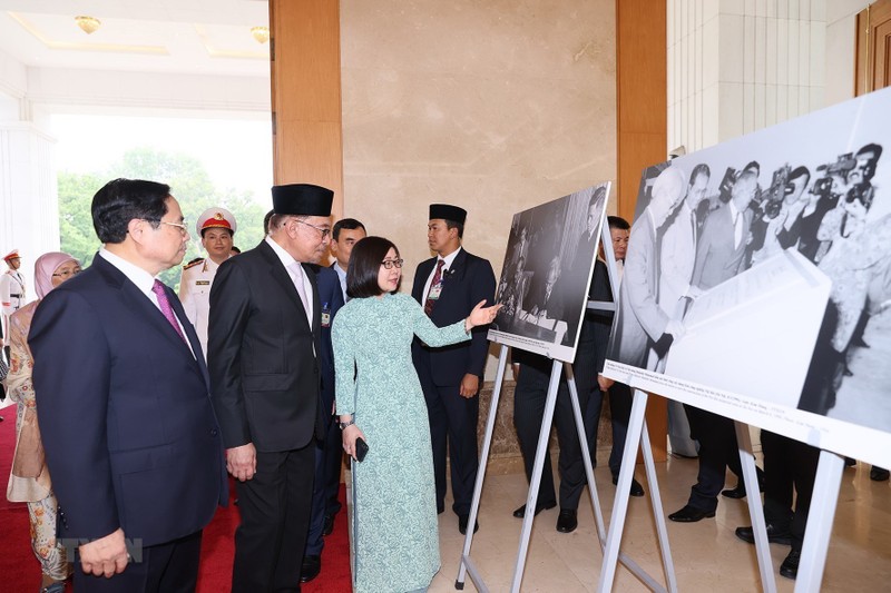 Malaysian Prime Minister Anwar Ibrahim and PM Pham Minh Chinh visit a display of photos by Vietnam News Agency (Photo: VNA)