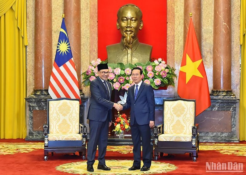 President Vo Van Thuong (R) and Malaysian Prime Minister Anwar Ibrahim at their meeting in Hanoi on July 21 (Photo: NDO)