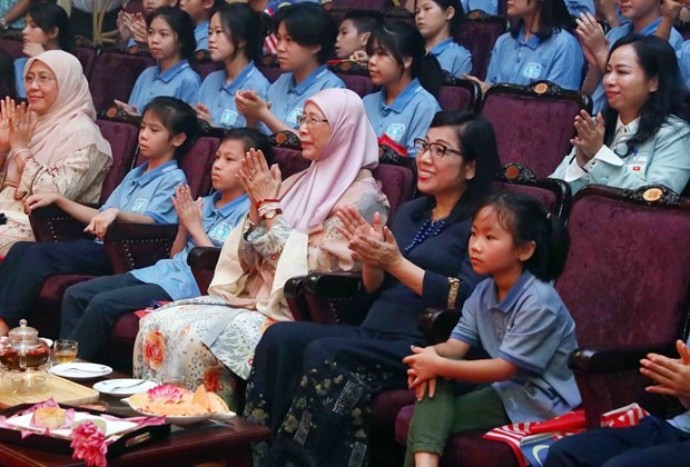 Ladies Le Thi Bich Tran (front, second from right) and Dato’ Seri Dr. Wan Azizah binti Dr. Wan Ismail (front, third from right) watch water puppetry performances at the Vietnam Contemporary Art Theatre in Hanoi on July 20. (Photo: VNA)