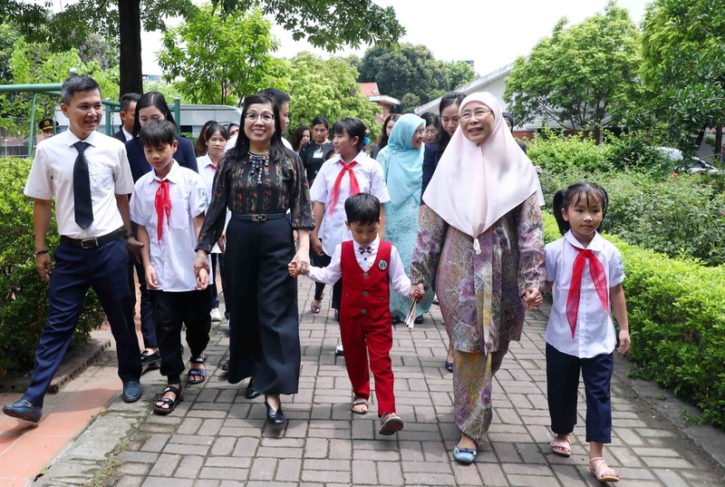 First row: The spouses of Vietnamese and Malaysian Prime Ministers, Le Thi Bich Tran (4th from right) and Dato’ Seri Dr. Wan Azizah binti Dr. Wan Ismail (1st from right), visited the SOS Children's Village Hanoi. (Photo: VNA)