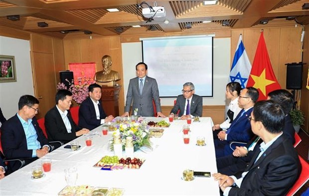 Deputy Prime Minister Tran Luu Quang talks with staff of Vietnamese Embassy in Israel. (Photo: VNA)