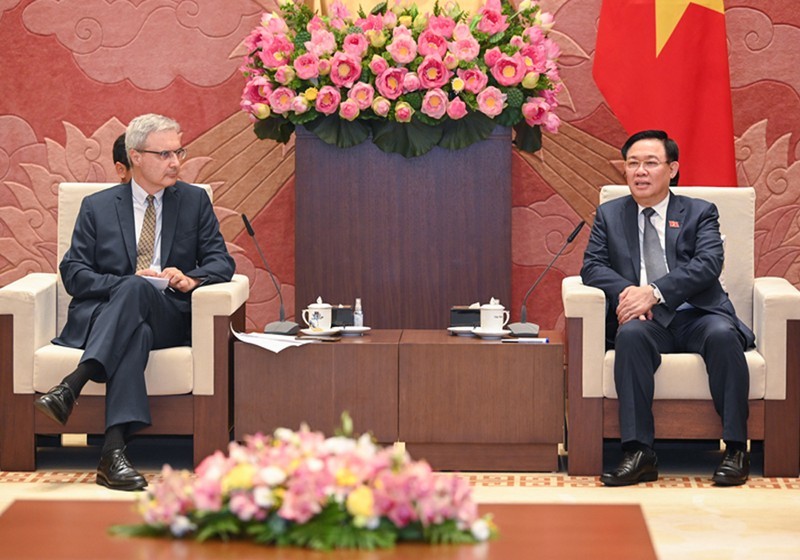 NA Chairman Vuong Dinh Hue (R) and French Ambassador to Vietnam Nicolas Warnery. (Photo: NDO)