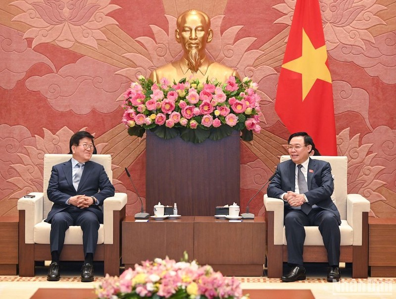 National Assembly Chairman Vuong Dinh Hue (R) and former Speaker of the Republic of Korea’s National Assembly Byeong-seug. (Photo: NDO) 