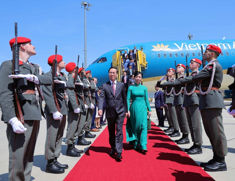 President Vo Van Thuong and his spouse arrive at Vienna International Airport, beginning their official visit to Austria. (Photo: VNA)