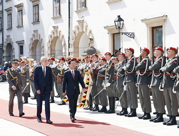 Austrian President Alexander Van der Bellen (L) chairs an official welcome ceremony for President Vo Van Thuong (Photo: VNA) 