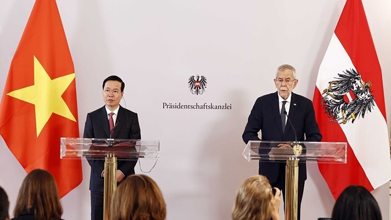 President Vo Van Thuong (left) and his Austrian counterpart Alexander Van der Bellen meet with the press following their talks. (Photo: VNA) 