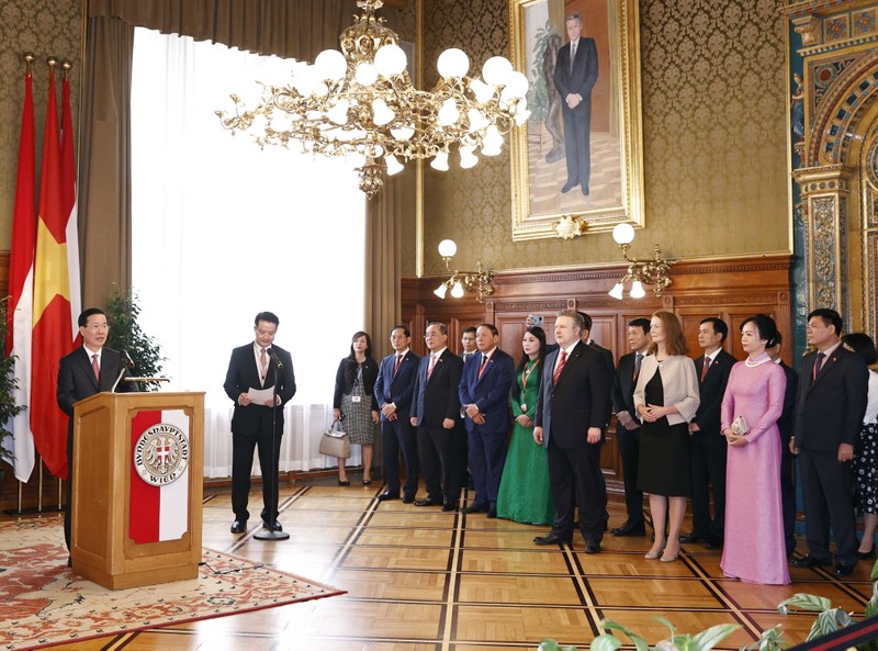 President Vo Van Thuong (first from left) speaks at the meeting. (Photo: VNA)