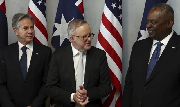 Australian Prime Minister Anthony Albanese (centre) and US Secretary of State Antony Blinken and Secretary of Defense Lloyd Austin. (Photo: AP/VNA)