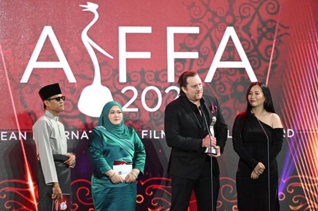 Director Aron Toronto and screenwriter Nha Uyen receive the award on behalf of Kim B. (Photo courtesy of the organisers)