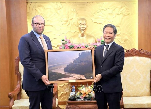 Head of the Party Central Committee's Economic Commission Tran Tuan Anh (right) presents a gift to Jason Smith, chairman of House Ways and Means Committee. (Photo: VNA) 