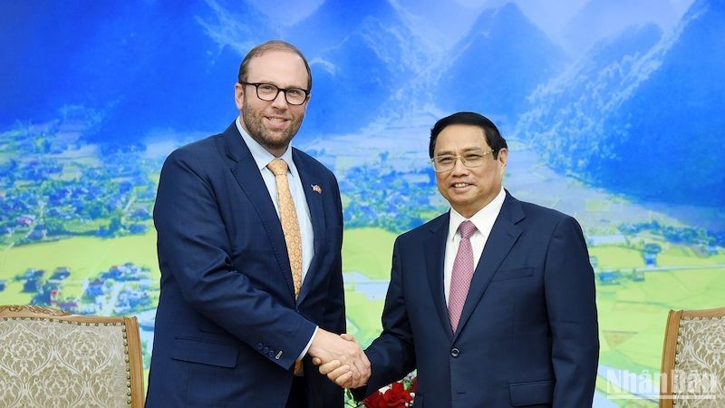 Prime Minister Pham Minh Chinh (R) receives Chairman of the US House of Representatives' Ways and Means Committee Jason Smith (Photo: NDO)