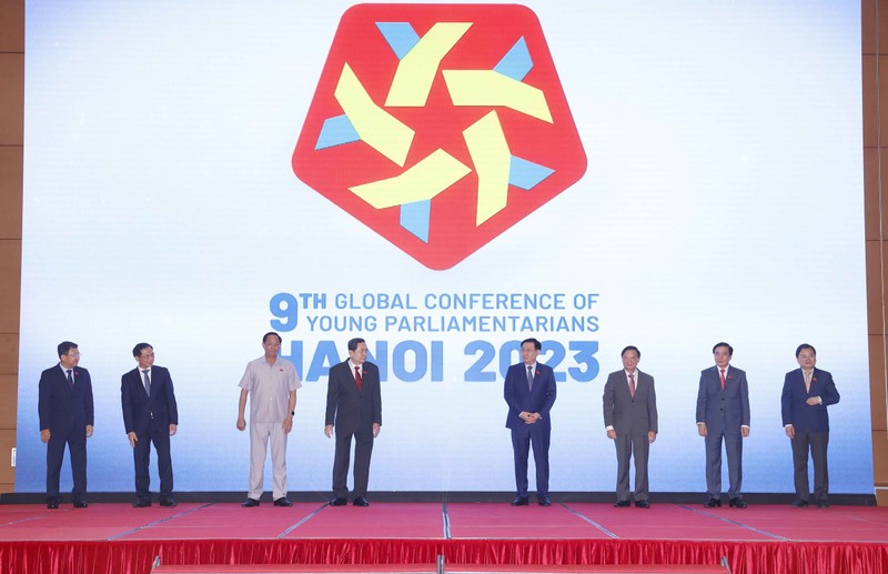 National Assembly Chairman Vuong Dinh Hue (fourth from right) and other officials at the launch of the logo and website of the 9th Global Conference of Young Parliamentarians in Hanoi on August 3 (Photo: VNA) 