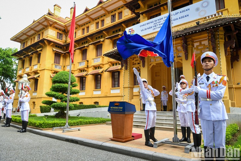 The ASEAN flag hoisting ceremony is held to mark the bloc’s 56th founding anniversary. (Photo: THANH DAT/NDO)