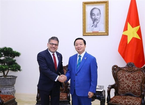 Deputy Prime Minister Tran Hong Ha (R) shakes hands with Chairman and General Director of AstraZeneca Vietnam Nitin Kapoor. (Photo: VNA) 