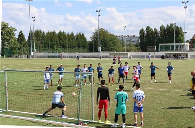 The Penalty kick between Xay dung FC team from Brussels and FC Bao Ngoc Quang Binh from France to compete for the first prize. (Photo: VNA)