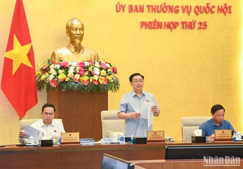 NA Chairman Vuong Dinh Hue speaks at the session. (Photo: NDO)