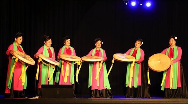 An art performance at the summer camp. (Photo: VNA)