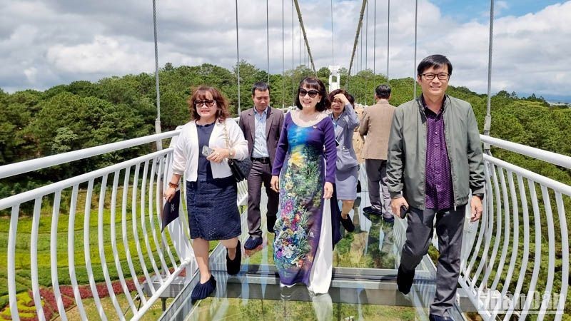 Ngan Thong Glass Bridge attracts a large number of visitors on the opening day.