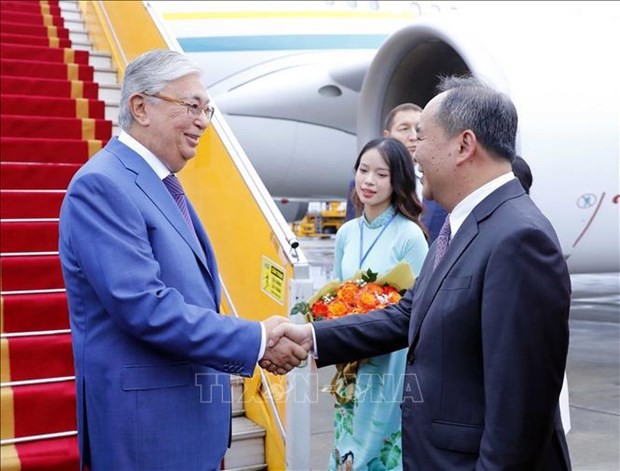 President of Kazakhstan, Kassym-Jomart Tokayev (L) is welcomed at Noi Bai International Airport in Hanoi on August 20 (Photo: VNA)